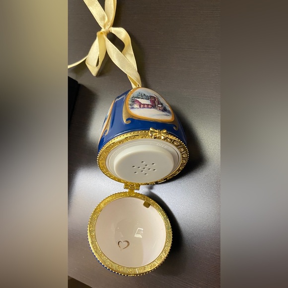 Valerie Parr Hill Porcelain Mr. Christmas Musical Egg Shaped Ornament Blue - Picture 7 of 7
